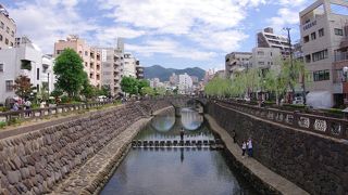 水面に映ってメガネのようになる古い石橋