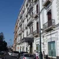 正面玄関はナポリ湾を向いている