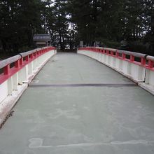 廻旋橋（中央の線が引いている箇所が外れて廻旋する）