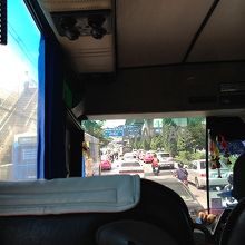 パタヤから高速を飛ばすもバンコク市内は大渋滞