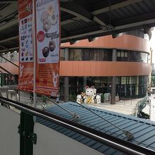 駅前ショッピングモールの招き猫