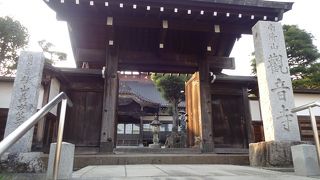 住宅街の中のお寺。