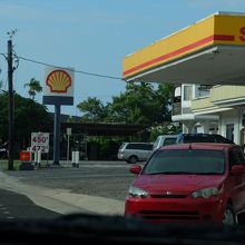 コロール島のガソリンスタンド。リットルではなく、米ガロン売り