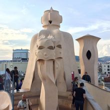 なぜか煙突が人の顔に見えてきます