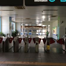 改札口を出てすぐです