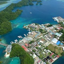上空から見たマラカル島。パラオ・ロイヤル・リゾートは画像中央