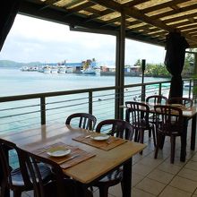 マラカル島には、港に面した雰囲気のいいお食事処もあります。