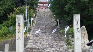 苦行のような階段の上にある神社