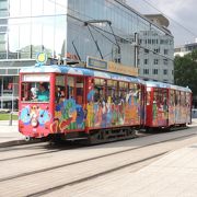 カラフルな車体のフランクフルト名物「リンゴ酒電車」が走っていました