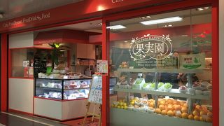 ビワとマスカットのケーキが美味しい