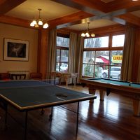 ホテル内の卓球台とビリヤード