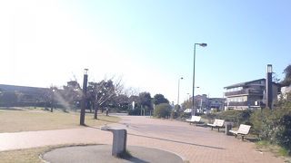 自動車専用道を渡って