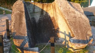 離れて建つ不思議な岩