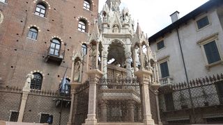 彫刻のほぼすべてが極めて精巧に作られています。