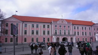 ピンク色で目立つ建物