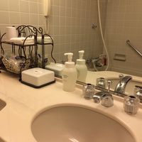 狭いけど清潔感のあるバスルーム