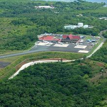上空から見たバベルダオブ島にある国際空港。