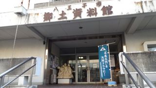 駅からはちょっと離れている……。