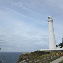 遊歩道から見た灯台 