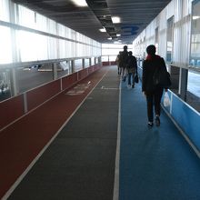 看板は少なく、床のカラーで案内している。