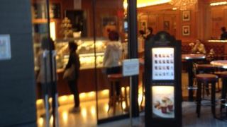 静かなくつろげるカフェ