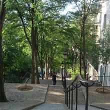 丘からみる階段