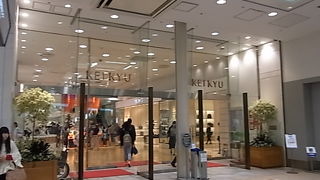 改札を出るとデパート入り口