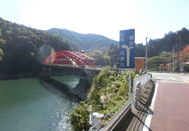 真っ赤な鉄橋、上からの奥多摩湖は絶景だ