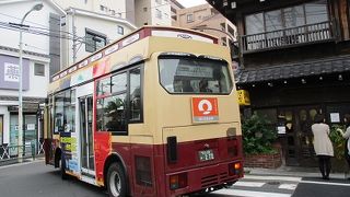 谷中を走る「めぐりん」