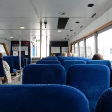 水上バスの船内