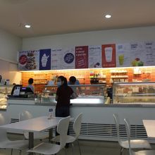 ショップの中は綺麗です