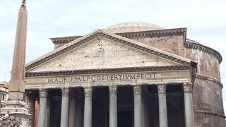 ドーム天井と天窓がとてもいい雰囲気