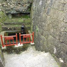 通路から少し下ったところに見えます