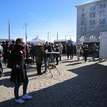 広場には屋台が出ていて賑やかです