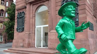 街の中心地にある