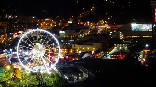 タワーのレストランで夜景を味わいましょう。