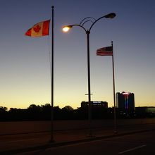 国境のカナダとアメリカ合衆国の国旗