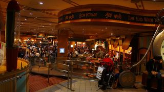 ランドとシーの外にもグッズショップ