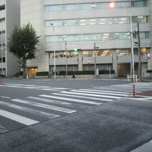 高力坂の中間付近に、防衛省前からの急勾配の坂道が合流します。