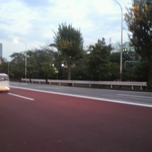 高力坂の様子です。暮れなずむ中、車のテールランプが滲んでいま