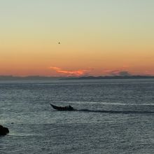 日の出前に漁に行く船