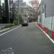 中坂が緩やかな傾斜ですが、少し登り坂である様子です。