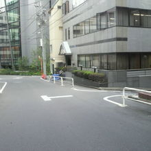 中坂の静かな周辺の環境です。左側には、平河天満宮があります。