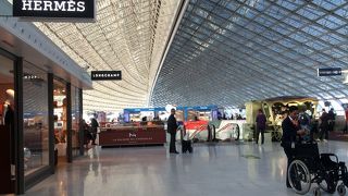 やや混雑のゲート直近ラウンジ