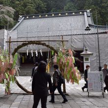 笹の和を三回別方向にくぐってお参りします