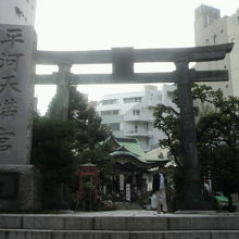 平河天満宮の鳥居です。銅製の鳥居は、文化財に指定されています