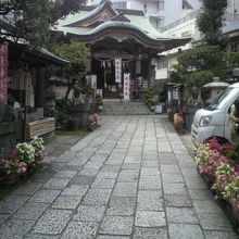 参道の奥に平河天満宮の本堂が見えます。緑に囲まれています。