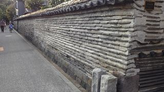 築地塀で有名。