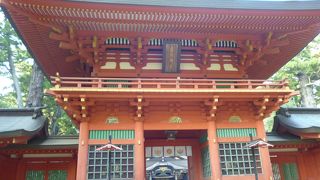 朱塗りの鮮やかな門