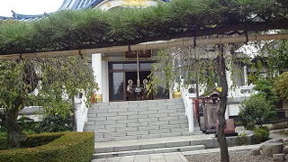 武田信玄の娘、松姫を祀る。食事処も人気